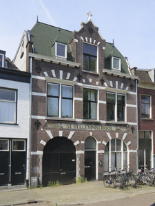 906973 Gezicht op de voorgevel van het pand 1e Daalsedijk 192-194 (voormalige St. Bellisinischool - Anno 1913) te Utrecht.